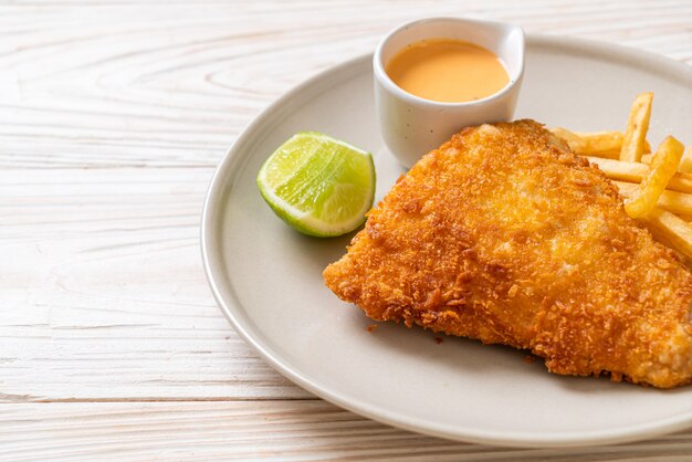 pescado frito con patatas fritas