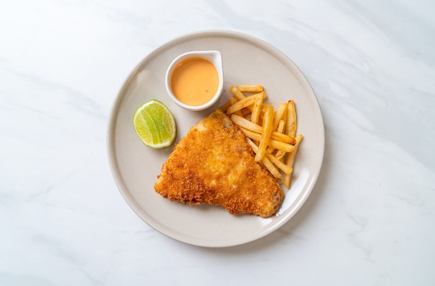 pescado frito con patatas fritas