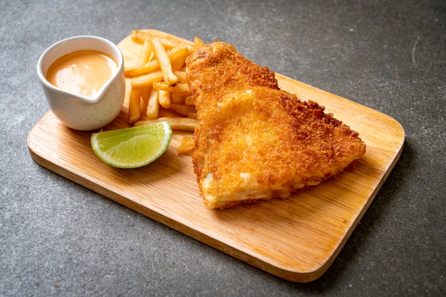 pescado frito con patatas fritas