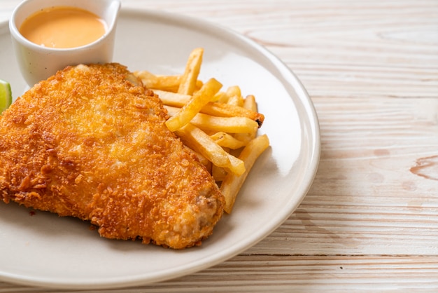 pescado frito con patatas fritas