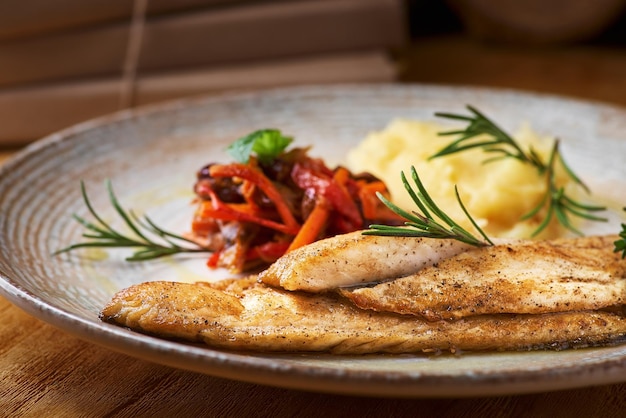 Pescado frito con puré de patata y verdura