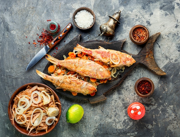 Pescado frito con raíces de rábano picante