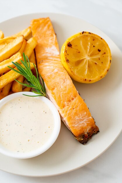 Foto pescado frito con salmón y patatas fritas