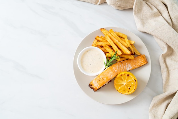 Pescado frito con salmón y patatas fritas