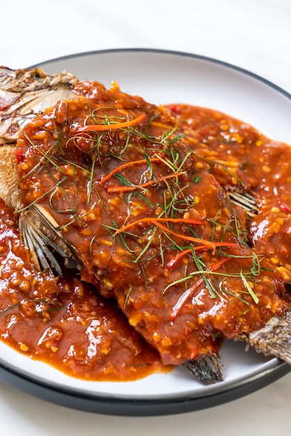 Pescado frito con salsa de chile