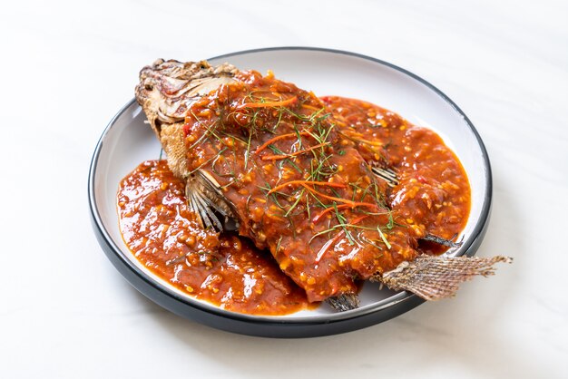 Pescado frito con salsa de chile