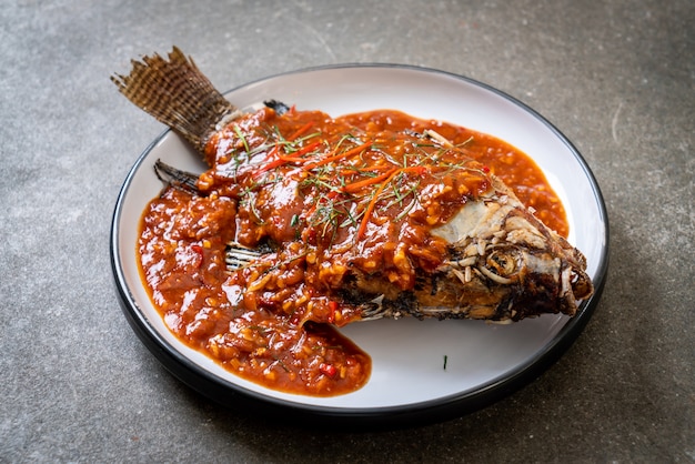 Pescado frito con salsa de chile