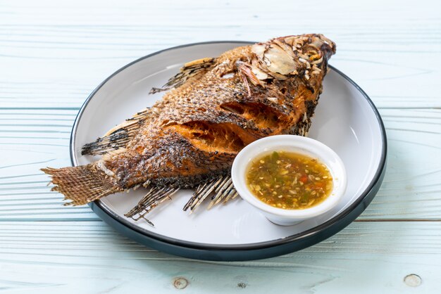 Pescado frito con salsa de marisco picante