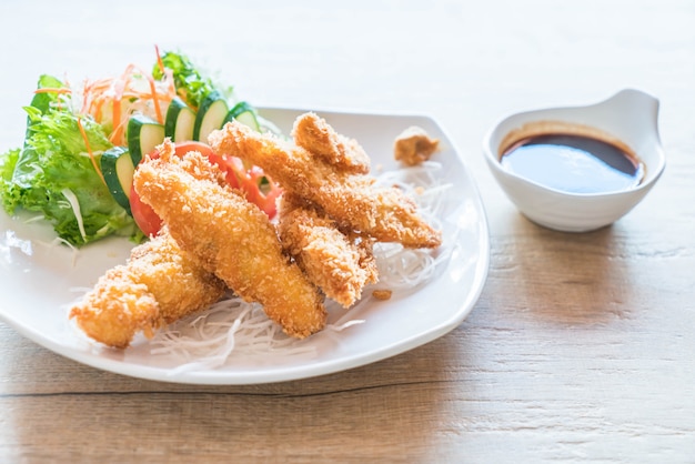 pescado frito con salsa tonkatsu