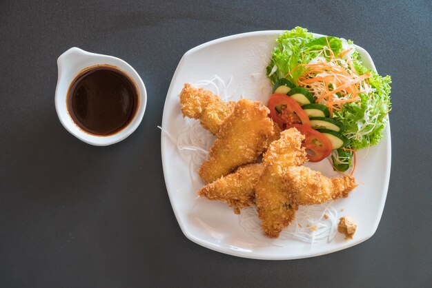 pescado frito con salsa tonkatsu