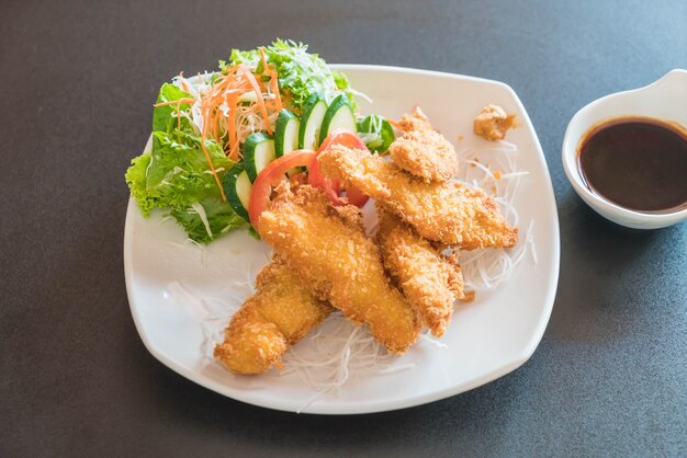 pescado frito con salsa tonkatsu