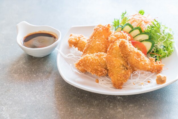 Pescado Frito Con Salsa Tonkatsu