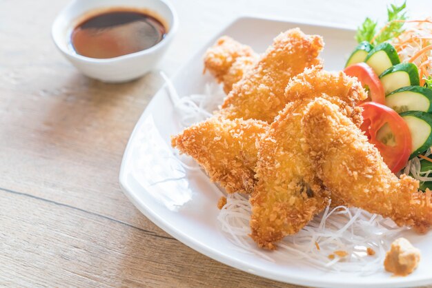 Pescado Frito Con Salsa Tonkatsu