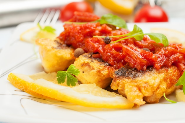 Pescado frito con salsa de verduras.