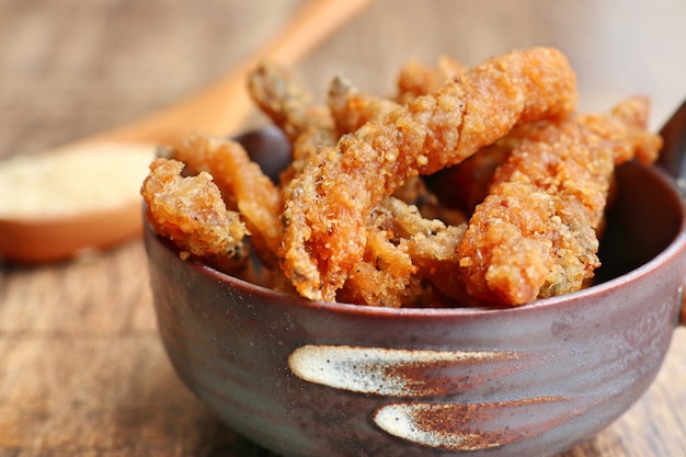 Pescado frito con sésamo blanco