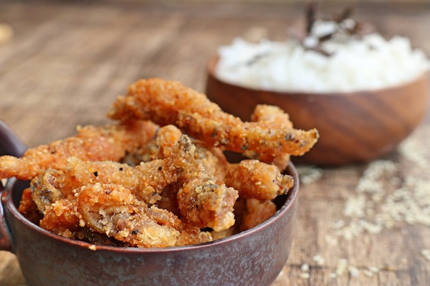 Pescado frito con sésamo blanco