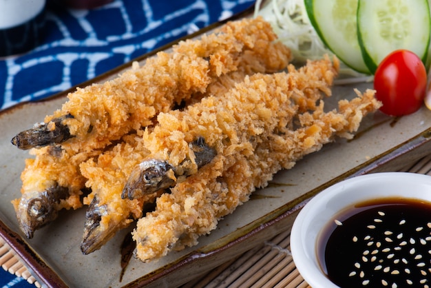 Pescado frito shishamo.