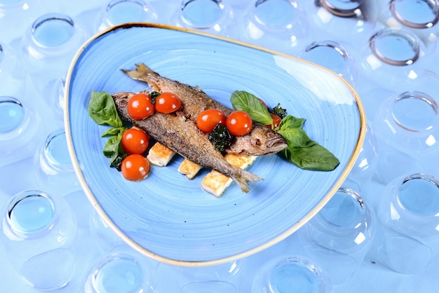 Pescado frito con verduras y albahaca.