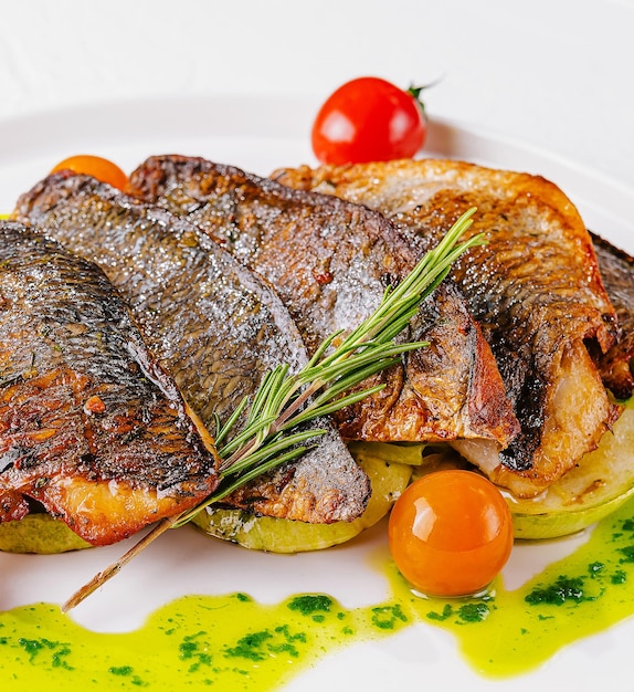 pescado frito con verduras en el plato