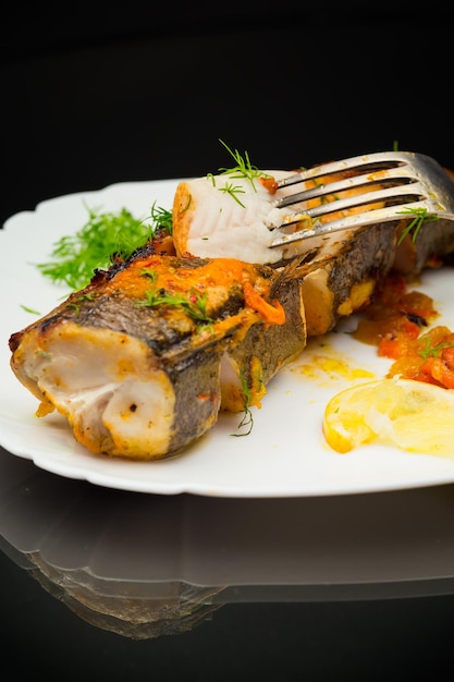 pescado horneado con especias y verduras en el horno