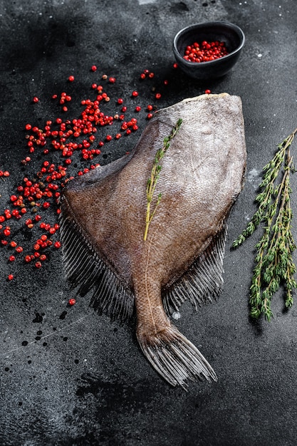 Pescado John Dory entero fresco crudo con especias y hierbas para cocinar