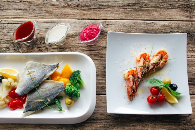 Pescado y langostinos con verduras