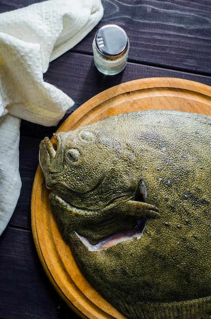 Pescado de lenguado entero limpio y crudo listo para cocinar