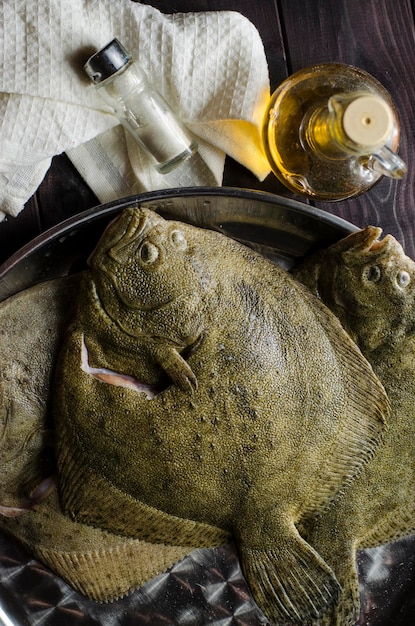 Pescado de lenguado entero limpio y crudo listo para cocinar