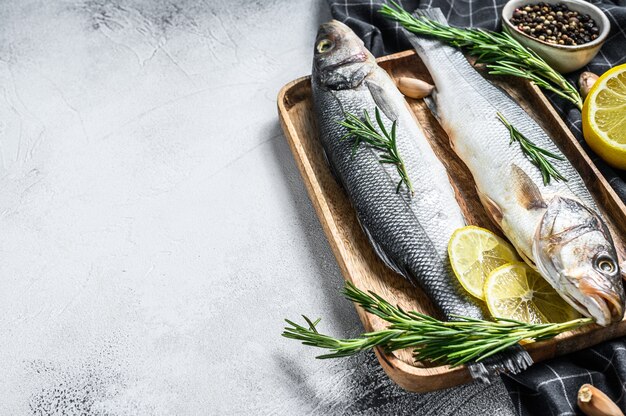 Pescado de lubina a las hierbas, lubina cruda