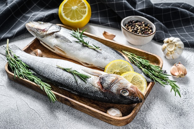 Pescado de lubina a las hierbas, lubina cruda