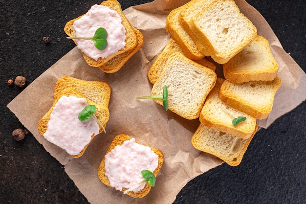 pescado mantequilla para untar camarones Smorrebrod mariscos sándwich pan caviar capelán comida fresca bocadillo