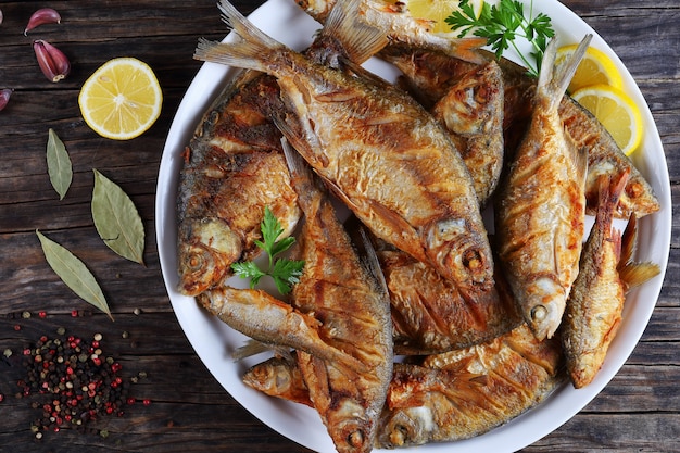 Pescado marinado con limón y especias.