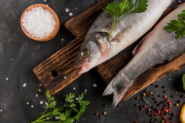 Pescado de marisco plateado en la tabla de cortar plana