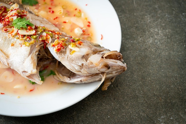 Pescado de mero al vapor con lima y chiles - Estilo de comida asiática