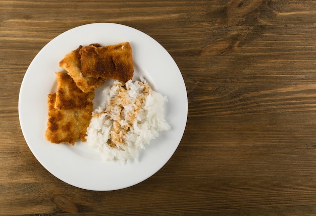 Pescado en Pan rallado y Arroz Cocido