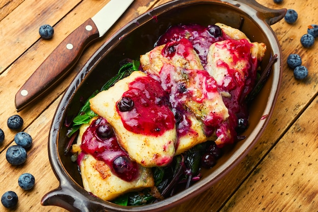 Pescado pangasius al horno con arándanos