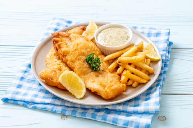 pescado y papas fritas con papas fritas