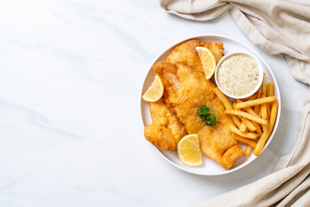 pescado y papas fritas con papas fritas