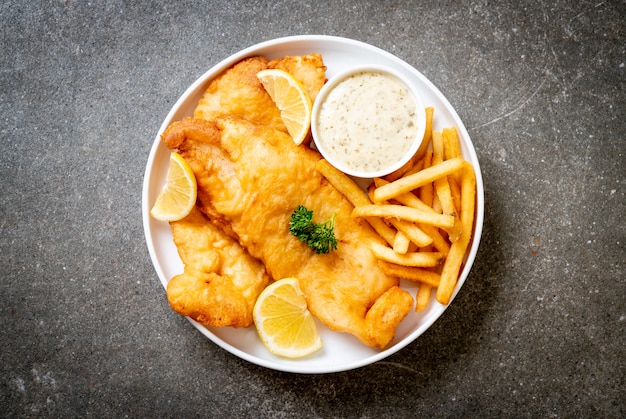 pescado y papas fritas con papas fritas