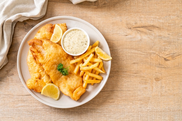 Foto pescado y papas fritas con papas fritas