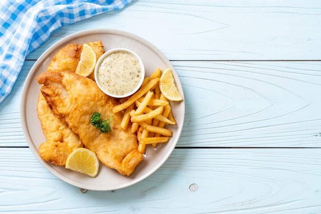 Foto pescado y papas fritas con papas fritas