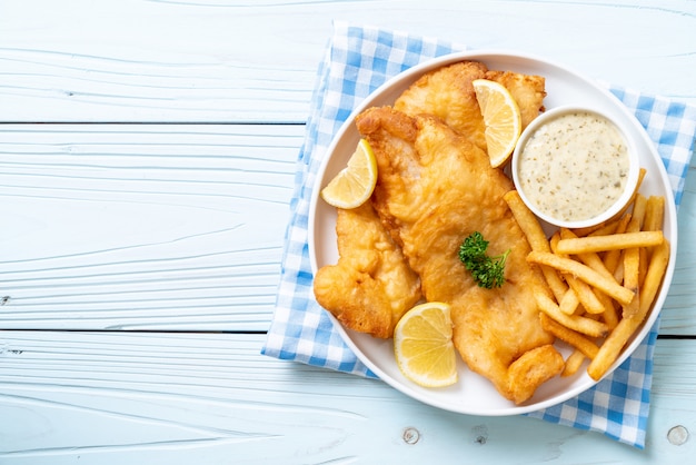 Pescado y papas fritas con papas fritas