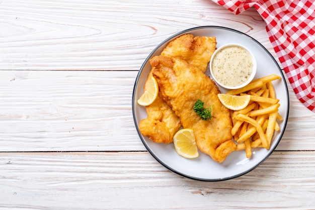 pescado y papas fritas con papas fritas