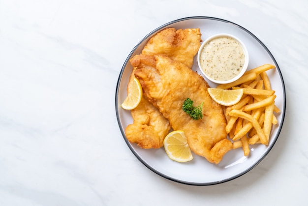 pescado y papas fritas con papas fritas