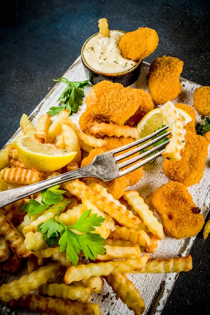 Foto pescado y papas fritas con salsa tártara