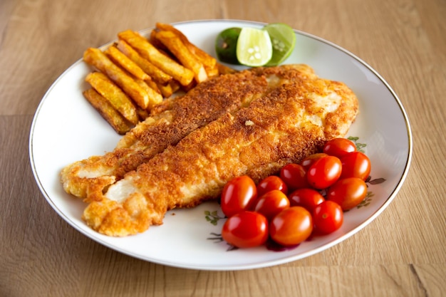 Foto pescado con papas fritas