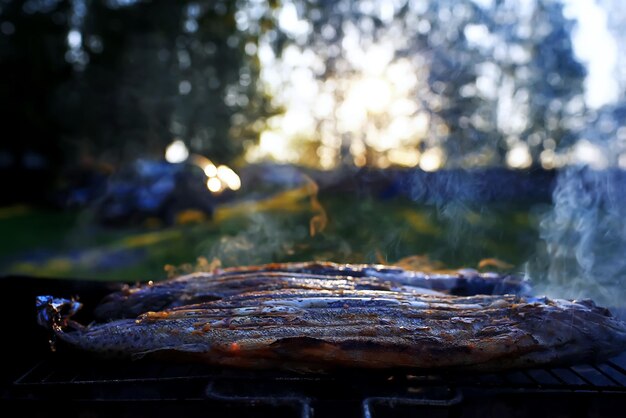 Pescado a la parrilla en la calle