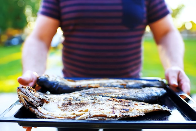 Pescado a la parrilla en la calle