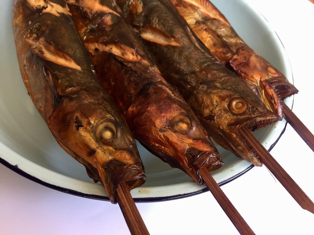 pescado a la parrilla en un plato