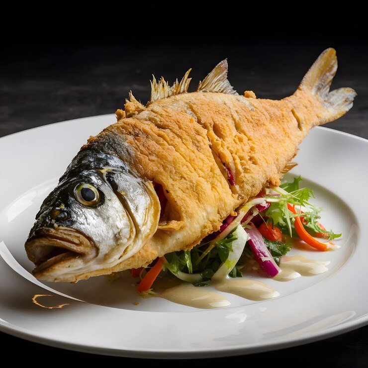 Pescado a la parrilla con rúcula y tomates cereza en un plato blanco
